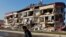 Un bărbat trece pe lângă o clădire avariată în Kahramanmaraș, Turcia, 13 februarie 2023.