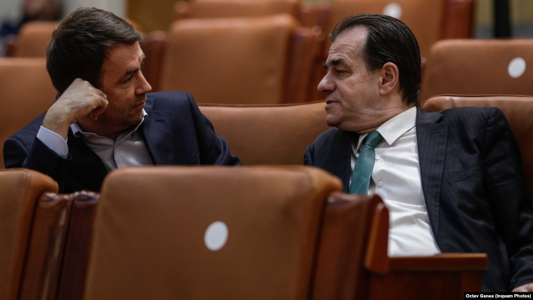 Liderul USR, Cătălin Drulă, și președintele Forța Dreptei, Ludovic Orban, în băncile Parlamentului, discutând. 