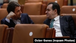 Liderul USR, Cătălin Drulă, și președintele Forța Dreptei, Ludovic Orban, în băncile Parlamentului, discutând. 