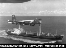 Патрульний літак Локхід Р2-V Нептун супроводжує радянське судно в Карибському морі (період операції «Анадир»), 1962 рік