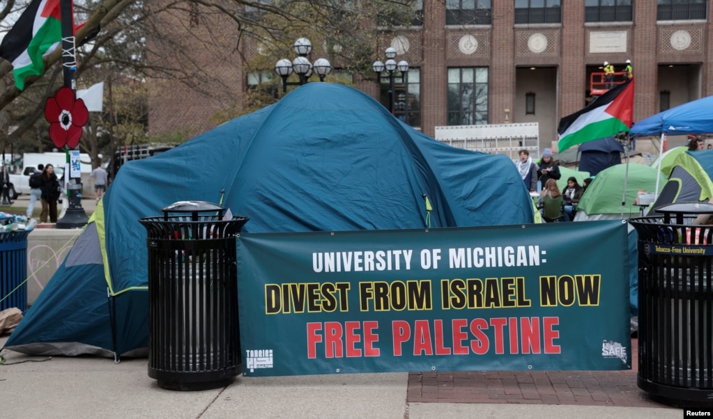 Një koalicion i studentëve të Universitetit të Miçiganit ka ngritur tenda kampingu në Diag për t'i bërë presion universitetit që të mos i pranojë donacionet nga kompanitë që mbështesin Izraelin ose mund të përfitojnë nga konflikti i vazhdueshëm midis Izraelit dhe Hamasit, në kampusin e kolegjit të Universitetit të Miçiganit në Ann Arbor, Miçigan, SHBA, 23 prill 2024.