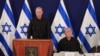 یوآو گالانت (ایستاده) در کنار بنیامین نتانیاهو