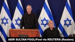 یوآو گالانت (ایستاده) در کنار بنیامین نتانیاهو