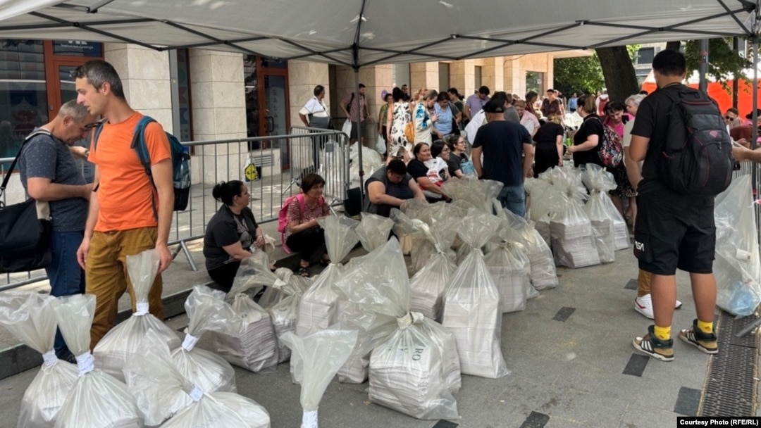 Saci cu buletine de vot aduse pentru centralizare la Biroului Electoral Sector 1.