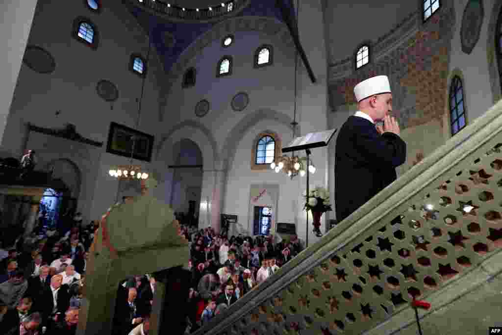 Musulmani bosniaci adunați la 16 iunie la Moscheea&nbsp;Gazi-Husref Bey, din Sarajevo, în prima zi a sărbătorii Sacrificiului. Ea amintește cum Profetul Ibrahim a fost gata să accepte să-și sacrifice fiul, pe Ismail, de dragul lui Allah, care i-a oprit însă mâna, în ultimul moment.&nbsp;