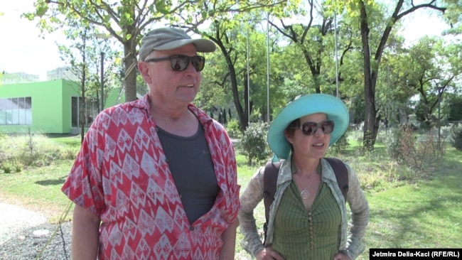 Çifti Labba nga Gjermania duke vizituar Tiranën, Shqipëri.