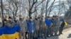 Группа освобожденных украинских пленных после одного из обменов, архивное фото