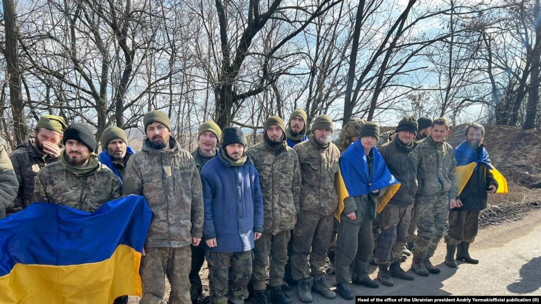 Группа освобожденных украинских пленных после одного из обменов, архивное фото