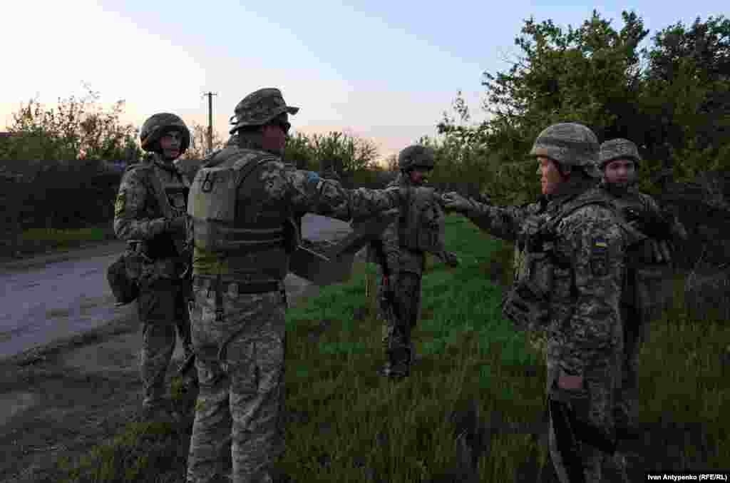 Совещание перед штурмом во время тренировок бойцов 35-й бригады морских пехотинцев в Херсонском направлении. Украина, апрель 2024 года