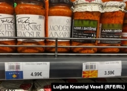 Dy produkte, një produkt vendor e produkti tjetër nga Maqedonia e Veriut me peshë gati të njëjtë. Produkti vendor kushton për 1.40 euro më shtrenjtë.