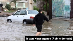 Дворы домов в некоторых районах Керки были затоплены водой по колено. (Иллюстративное фото)