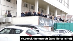Тренировочная эвакуация сотрудников Крымского государственного академического музыкального театра в Симферополе, 29 марта 2023 года