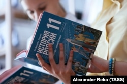 Российские учебники по истории для старших классов на оккупированной части Луганской области Украины. Август 2023 года