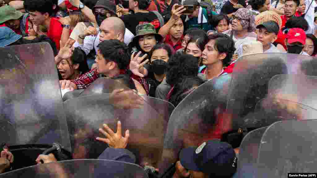 A Fülöp-szigeteki tüntetők dulakodtak a rendőrséggel a munka ünnepén tartott tüntetésen, amikor az Egyesült Államok manilai nagykövetsége felé próbáltak vonulni