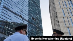 Возле поврежденного офисного здания в Москва-Сити после сообщения об атаке украинского беспилотника, Россия, 1 августа 2023 года