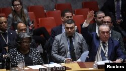 Алжирскиот амбасадор во ОН Амар Бенџама и неговата американска колешка Линда Томас-Гринфилд на седница на Советот за безбедност на ОН во Њујорк, САД, на 20 февруари 2024 година.