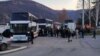 Serbët nga Kosova duke u nisur me autobusë për të votuar në zgjedhjet në Serbi më 17 dhjetor 2023.
