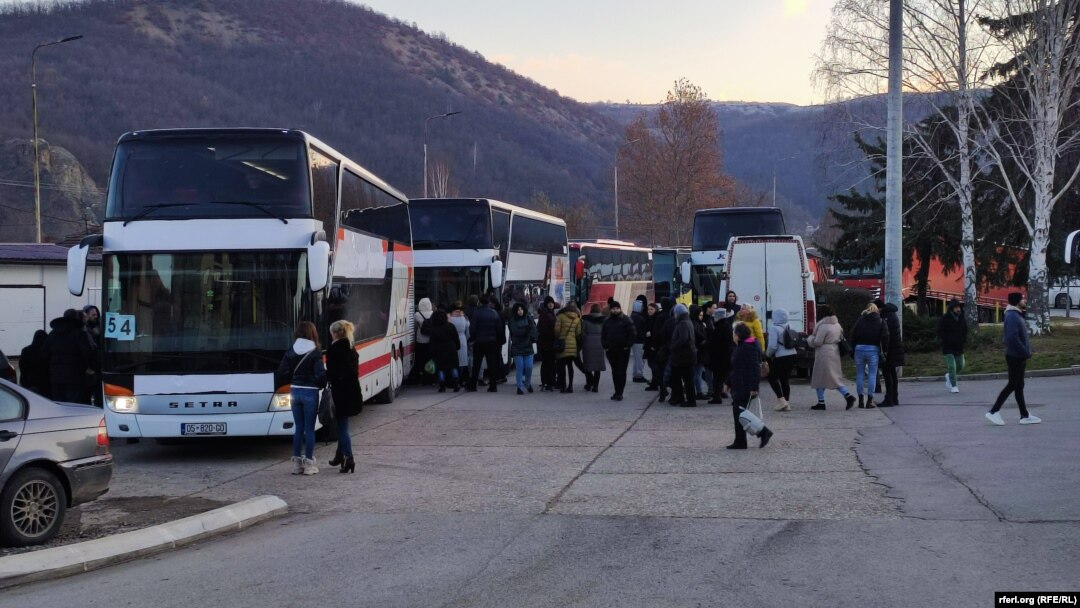 Serbët nga Kosova duke u nisur me autobusë për të votuar në zgjedhjet në Serbi më 17 dhjetor 2023.
