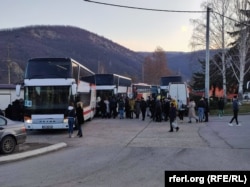 Banorët serbë janë organizuar për të udhëtuar me autobusë.