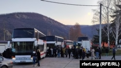 Banorët serbë të Kosovës janë nisur drejt Serbisë me autobusë dhe makina private. Në fotografi shihen banorët e organizuar në Mitrovicë të Veriut.