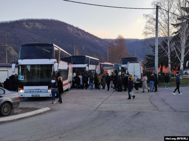 Banorët serbë janë organizuar për të udhëtuar me autobusë.