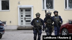 Policija ispred škole u kojoj se desio napad, Vantaa, Finska, 2. aprila 2024.