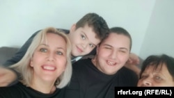 Аниса Беќировиќ со синот Адам и семејството (Фотографијата е објавена со дозвола од родителот)