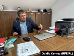 Primarul comunei Bunești, Mircea Pălășan, spune că a aplicat legile din domeniu atunci când a inițiat renumerotarea caselor din Viscri și din toată comuna.