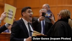  Джеордже Симион по време на спор в румънския парламент 