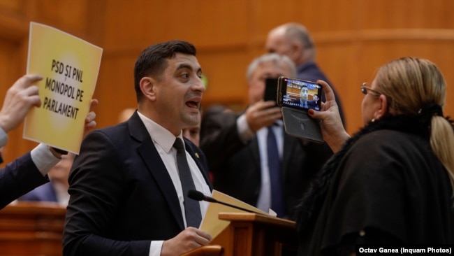 Gheorghe Simion gjatë një debati në parlamentin rumun