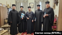 Снимката е разпространена от Светия Синод към съобщението за новоназначените свещеници, но имената им не се уточняват