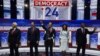 Mike Pence, Ron DeSantis, Vivek Ramaswamy, Nikki Haley și Tim Scott (de la stânga la dreapta) pozează împreună înainte de începerea primei dezbateri a candidaților republicani