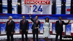 Mike Pence, Ron DeSantis, Vivek Ramaswamy, Nikki Haley și Tim Scott (de la stânga la dreapta) pozează împreună înainte de începerea primei dezbateri a candidaților republicani