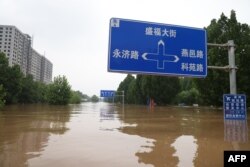 Rrugë e përmbytur pas shirave të dendur në Zhuozhou, në provincën Hebei të Kinës, 2 gusht 2023.