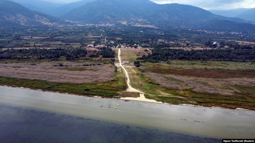 Një foto me dron tregon vendndodhjen e ish-vijës ujore, e cila është më shumë se një kilometër larg asaj që është aktualisht në Pretor, më 6 shtator. NASA tha se imazhet satelitore të vitit 2022 tregojnë se liqeni kishte humbur 7 për qind të sipërfaqes së tij dhe gjysmën e vëllimit të tij midis viteve 1984 dhe 2020.