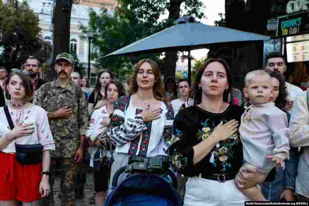 Ožalošćeni nose tradicionalne vezene košulje, višivanke, pjevaju ukrajinsku nacionalnu himnu tokom ceremonije 16. avgusta za Andrija Babinskog u Kijevu. Babinski je bio osnivač godišnjeg &quot;Mega marša&quot; višivanke.