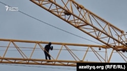 Мужчина забрался на башенный кран в Астане в знак протеста против решения суда. 24 апреля 2023 года
