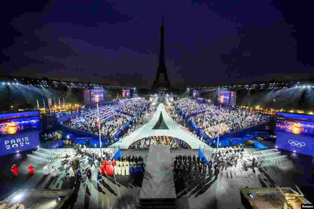 Vedere deasupra arenei Trocadero de lângă turnul Eiffel, din Paris, la ceremonia de deschidere a Jocurilor Olimpice 2024, în timpul sosirii delegațiilor celor peste 200 de țări participante. Peste 10.000 de sportivi se vor întrece la 39 de sporturi, fiecare cu mai multe discipline.