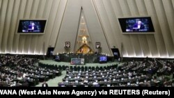 Иранскиот претседател Масуд Пезешкијан во Парламентот во Техеран, 17 август 2024 година. 