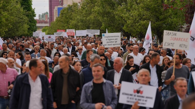 Punëtorët në Kosovë protestojnë për kushte më të mira pune