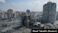 Az izraeli légicsapásokban lerombolt épületek Gázavárosban 2023. október 10-én