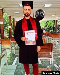 Ionuț Stanciu, beneficiar de măsuri afirmative, în prezent doctorand în primul an la Facultatea de Limbi și Literaturi Străine/Universitatea din București.