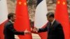 Proaspăt întors din China, președintele Franței, Emmanuel Macron (stânga) transmite Europei să nu se alieze Americii în competiția cu China lui Xi Jinping (dreapta). 