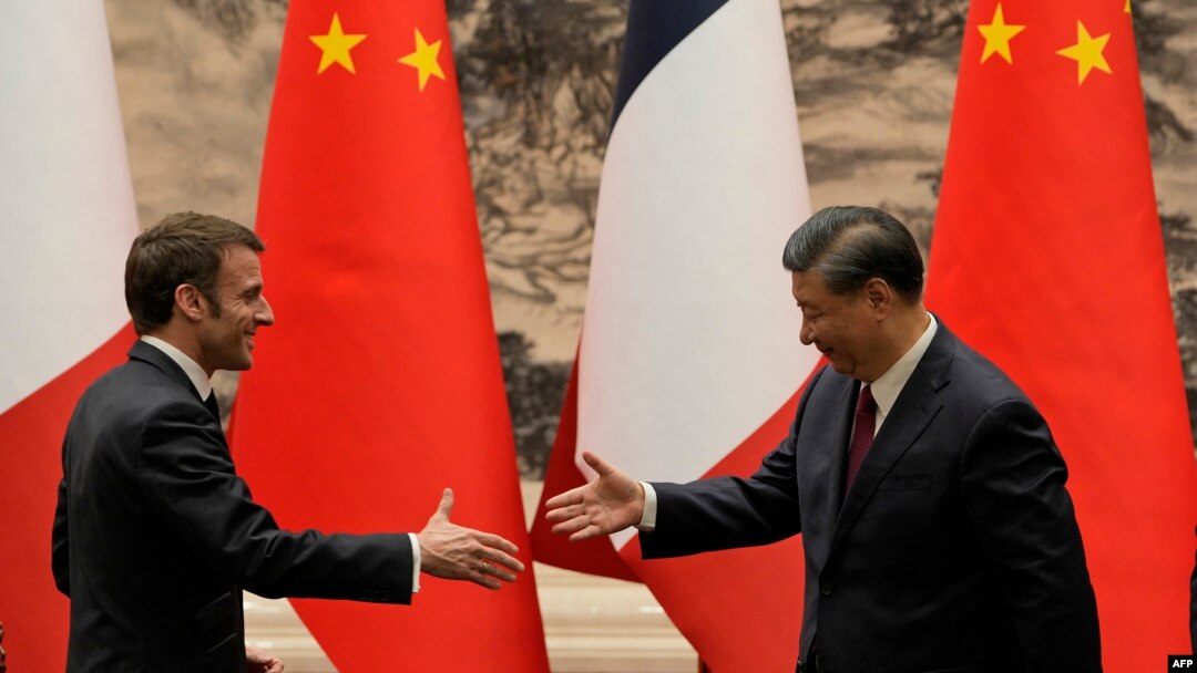 Proaspăt întors din China, președintele Franței, Emmanuel Macron (stânga) transmite Europei să nu se alieze Americii în competiția cu China lui Xi Jinping (dreapta). 