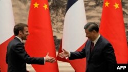 Proaspăt întors din China, președintele Franței, Emmanuel Macron (stânga) transmite Europei să nu se alieze Americii în competiția cu China lui Xi Jinping (dreapta). 