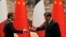 Proaspăt întors din China, președintele Franței, Emmanuel Macron (stânga) transmite Europei să nu se alieze Americii în competiția cu China lui Xi Jinping (dreapta). 