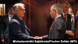 Премьер-министр Венгрии Виктор Орбан (слева) приветствует Герберта Кикля, главу Австрийской партии свободы (FPÖ) Австрия, 30 июня 2024 года. Бывший премьер Чехии Андрей Бабиш справа позади