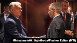 Прем'єр-міністр Угорщини Віктор Орбан (ліворуч) вітає Герберта Кікля, голову Австрійської партії свободи (FPÖ) Австрія, 30 червня 2024 року. Колишній прем'єр Чехії Андрей Бабіш праворуч позаду