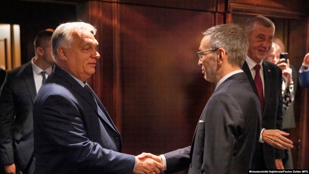 Premierul ungar Viktor Orban (stânga) îl salută pe liderul Partidului Libertății din Austria, Herbert Kickl, în timpul întâlnirii lor la Viena, pe 30 iunie, alături de fostul prim-ministru ceh Andrej Babis (în fundal, în dreapta).