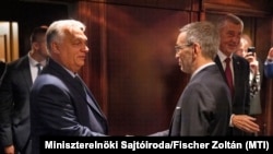 Premierul ungar Viktor Orban (stânga) îl salută pe liderul Partidului Libertății din Austria, Herbert Kickl, în timpul întâlnirii lor la Viena, pe 30 iunie, alături de fostul prim-ministru ceh Andrej Babis (în fundal, în dreapta).